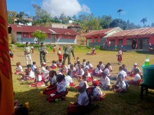 Satgas Yonarmed 6/3 Kostrad Ajak Siswa SD Khatolik Manusasi Gemar Minum Susu