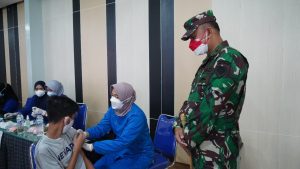 Danrem 061/SK Dampingi Menko Marves Tinjau Serbuan Vaksinasi di Wilayah Bogor