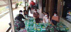 Anggota Satgas Yonif 144/JY Sosialisasikan Prokes dan Bagikan Masker di Batas Negeri