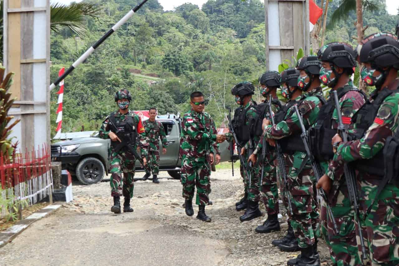 Gunakan Jalur Darat dan Udara, Dansatgas Yonmek 403 Kunjungi Pos Jajaran di Perbatasan RI-PNG