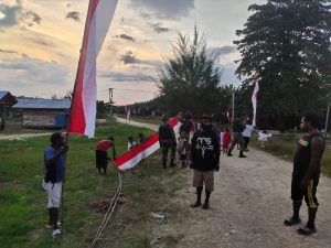 Satgas Yonif 131 Bersama Warga Merah Putihkan Jalan Kampung Gambut di Papua