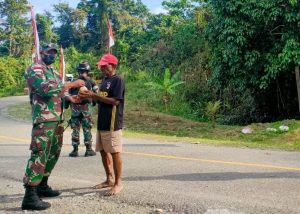 Jelang Peringatan HUT ke-76 Republik Indonesia, Satgas Yonif 512/QY Bagikan Makanan Bergizi Warga Papua