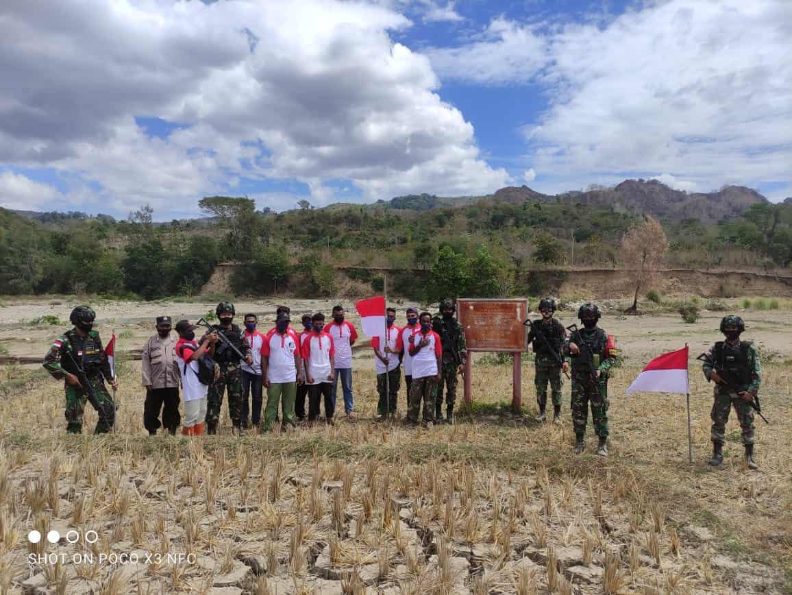 Satgas Yonif 742 Kibarkan Bendera di Sepanjang Patok Perbatasan RI – RDTL