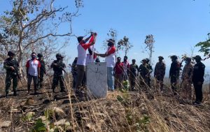 Satgas Yonif 742 Kibarkan Bendera di Sepanjang Patok Perbatasan RI – RDTL