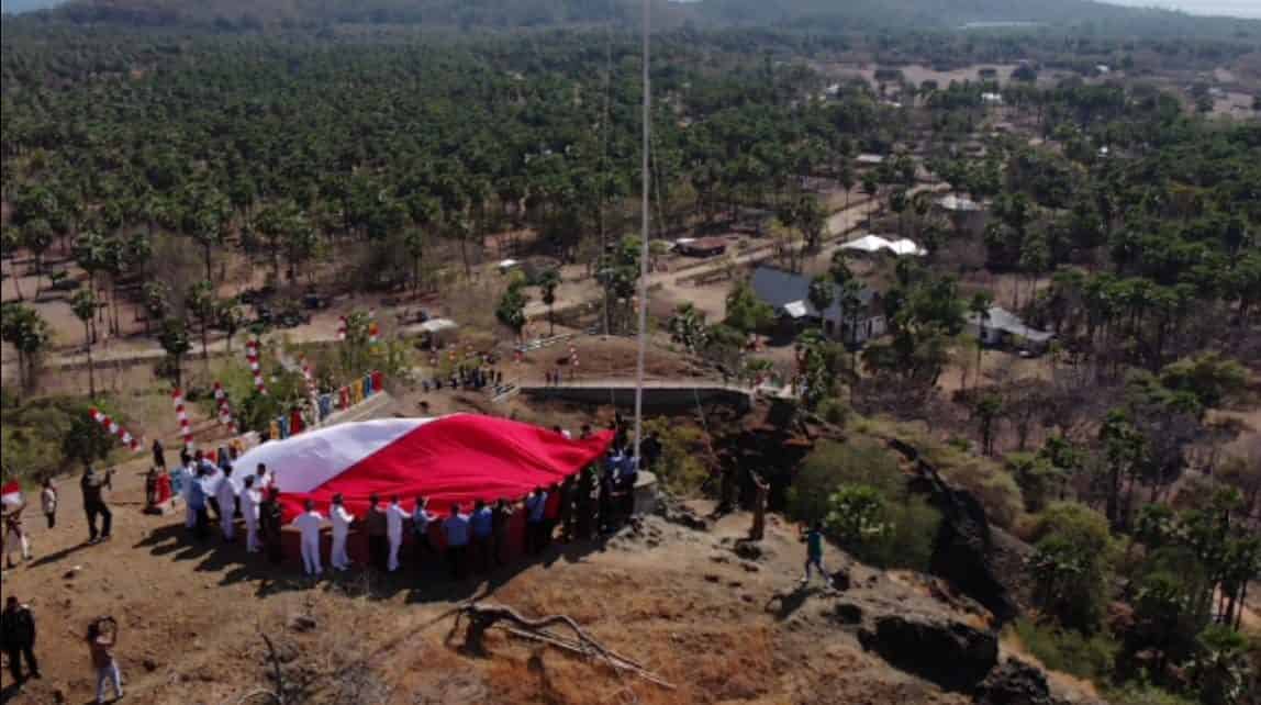 Satgas Pamtas Yonarmed 6/3 Kostrad Kibarkan Merah Putih Raksasa di Perbatasan Timor Leste