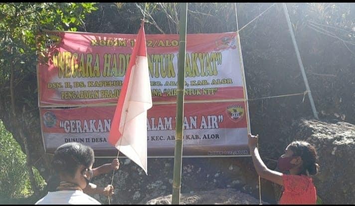 Babinsa dan Masyarakat Alor Upacara HUT Ke-76 RI di Lokasi Pompa Hidram