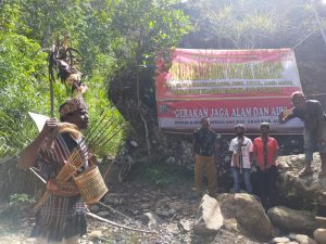 Babinsa dan Masyarakat Alor Upacara HUT Ke-76 RI di Lokasi Pompa Hidram
