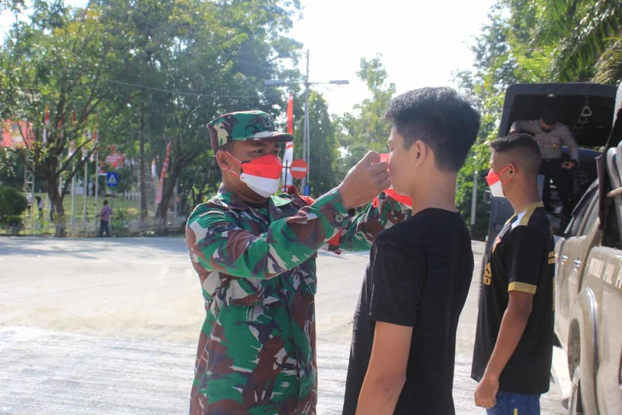 Peringati Detik -Detik Proklamasi RI, TNI di Kota Jayapura Bagikan Masker Merah Putih Kepada Warga