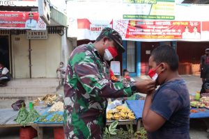 Peringati Detik -Detik Proklamasi RI, TNI di Kota Jayapura Bagikan Masker Merah Putih Kepada Warga