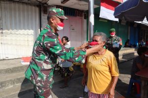 Peringati Detik -Detik Proklamasi RI, TNI di Kota Jayapura Bagikan Masker Merah Putih Kepada Warga