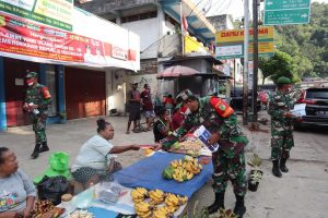 Peringati Detik -Detik Proklamasi RI, TNI di Kota Jayapura Bagikan Masker Merah Putih Kepada Warga