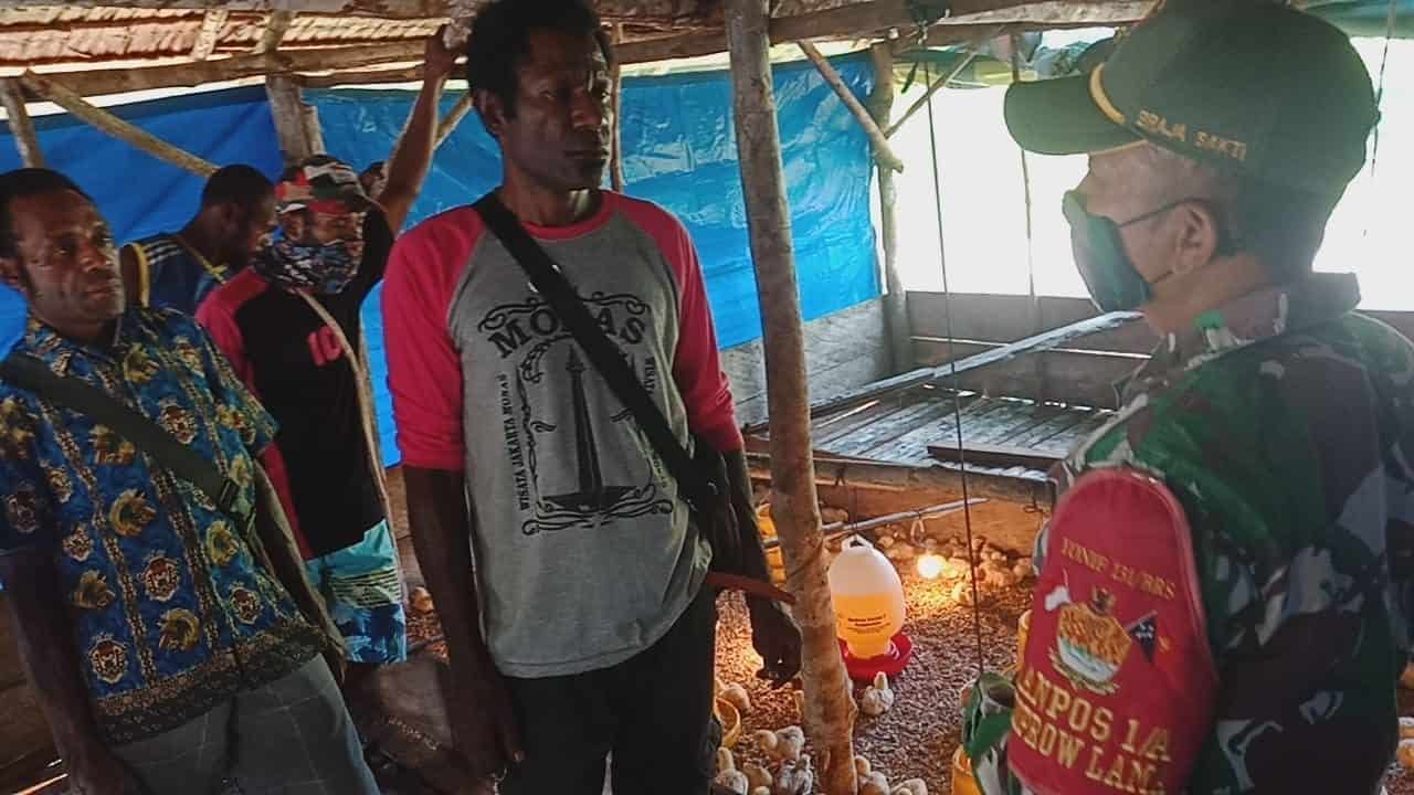Tingkatkan Perekonomian Warga, Satgas Yonif 131 Beri Penyuluhan Berternak Ayam Potong di Papua