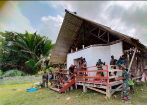 Satgas Yonmek 403 Perbaiki Gereja Santo Yohanes di Papua