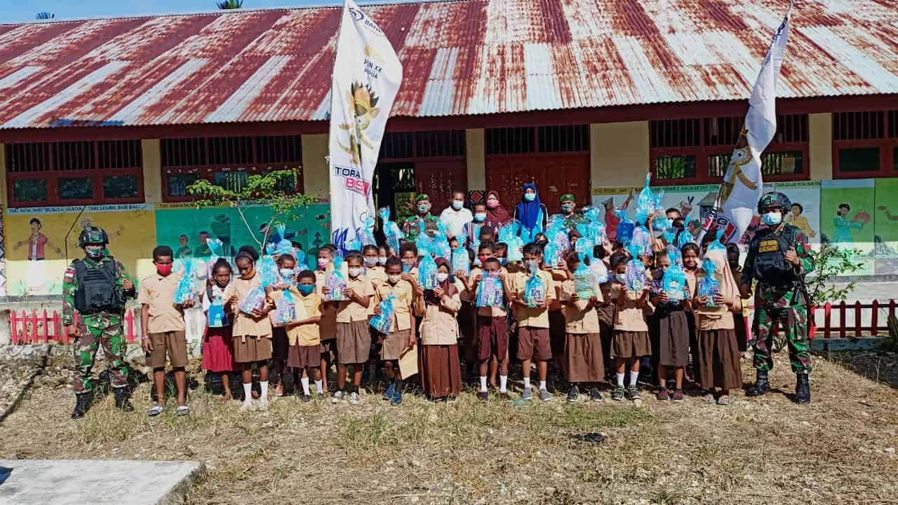 Tingkatkan Minat Belajar, Satgas Yonmek 403 Bagikan Buku dan Alat Tulis di Perbatasan RI-PNG