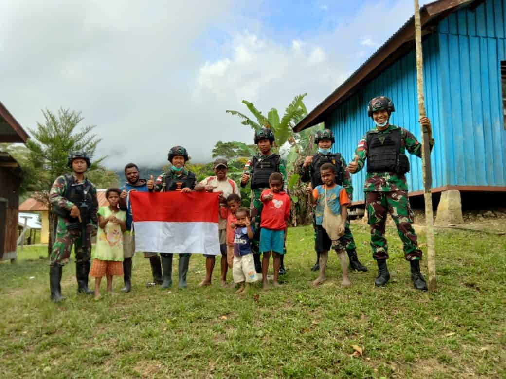 Satgas Yonmek 403 dan Masyarakat Pasang Bendera Merah Putih di Perbatasan RI-PNG