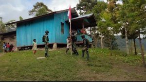 Satgas Yonmek 403 dan Masyarakat Pasang Bendera Merah Putih di Perbatasan RI-PNG