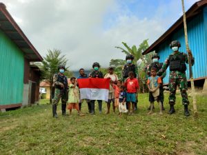 Satgas Yonmek 403 dan Masyarakat Pasang Bendera Merah Putih di Perbatasan RI-PNG