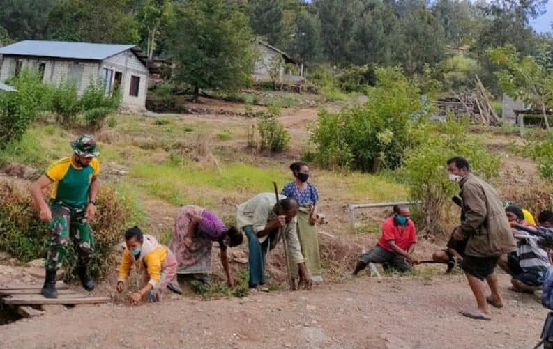 Satgas Pamtas RI-RDTL Yonarmed 6/3 Kostrad Serentak Gelar Karya Bakti Bersama Warga Perbatasan