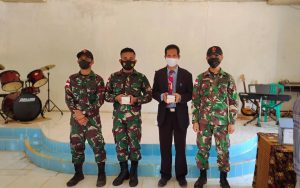 Anggota Satgas Yonif 144/JY Berikan Bantuan Masker dan Alkitab di Gereja GPSK