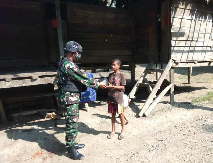 Bantu Warga Di tengah Pandemi Covid – 19, Satgas Yonif 512/QY Bagikan Paket Sembako Kepada Masyarakat Perbatasan Papua