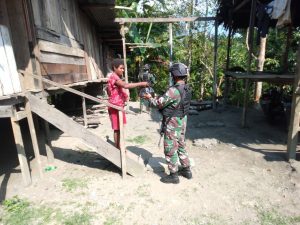 Bantu Warga Di tengah Pandemi Covid – 19, Satgas Yonif 512/QY Bagikan Paket Sembako Kepada Masyarakat Perbatasan Papua