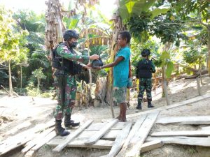 Bantu Warga Di tengah Pandemi Covid – 19, Satgas Yonif 512/QY Bagikan Paket Sembako Kepada Masyarakat Perbatasan Papua