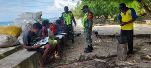 Bekali Anak Usia Dini Dengan Ilmu Pengetahuan, Babinsa Biak Timur Gelar Perpustakaan Keliling