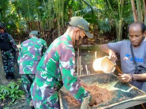 Satgas Yonif 131 Bantu Warga Olah Sagu di Papua