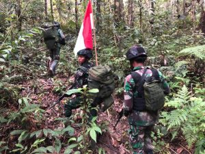 Pastikan Kondisi Aman, Satgas Yonmek 403 Laksanakan Patroli Patok di Perbatasan RI-PNG