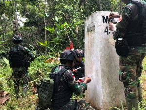 Pastikan Kondisi Aman, Satgas Yonmek 403 Laksanakan Patroli Patok di Perbatasan RI-PNG