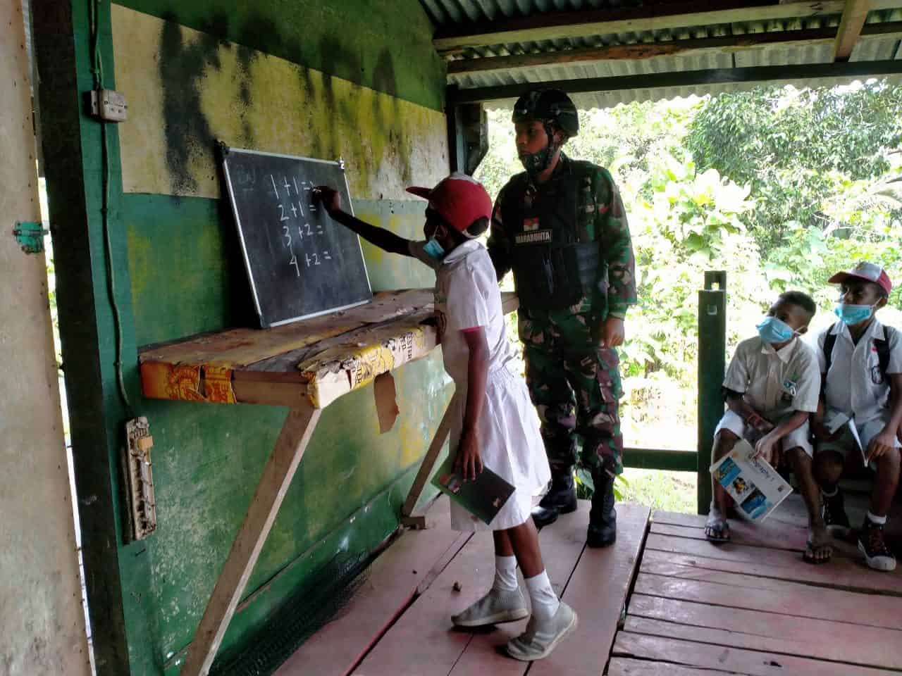 Satgas Yonif 512/QY Ajak Anak-anak Perbatasan Belajar Bersama Dengan Patuhi Prokes.