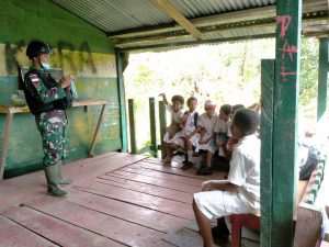 Satgas Yonif 512/QY Ajak Anak-anak Perbatasan Belajar Bersama Dengan Patuhi Prokes.