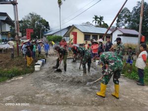 Satgas Yonif 144/JY Gelar Karya Bakti Pengecoran Jalan di Perbatasan