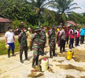 Putus Penyebaran Covid-19, Satgas Pamtas Yonif Mekanis 643/WNS Lakukan Penyemprotan Disinfektan di Fasum Wilayah Perbatasan