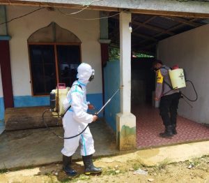 Putus Penyebaran Covid-19, Satgas Pamtas Yonif Mekanis 643/WNS Lakukan Penyemprotan Disinfektan di Fasum Wilayah Perbatasan