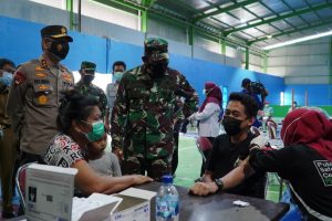 Pangdam II/Sriwijaya dan Kapolda Sumsel Tinjau Kegiatan Vaksinasi Massal dan Bakti Sosial di Air Sugihan