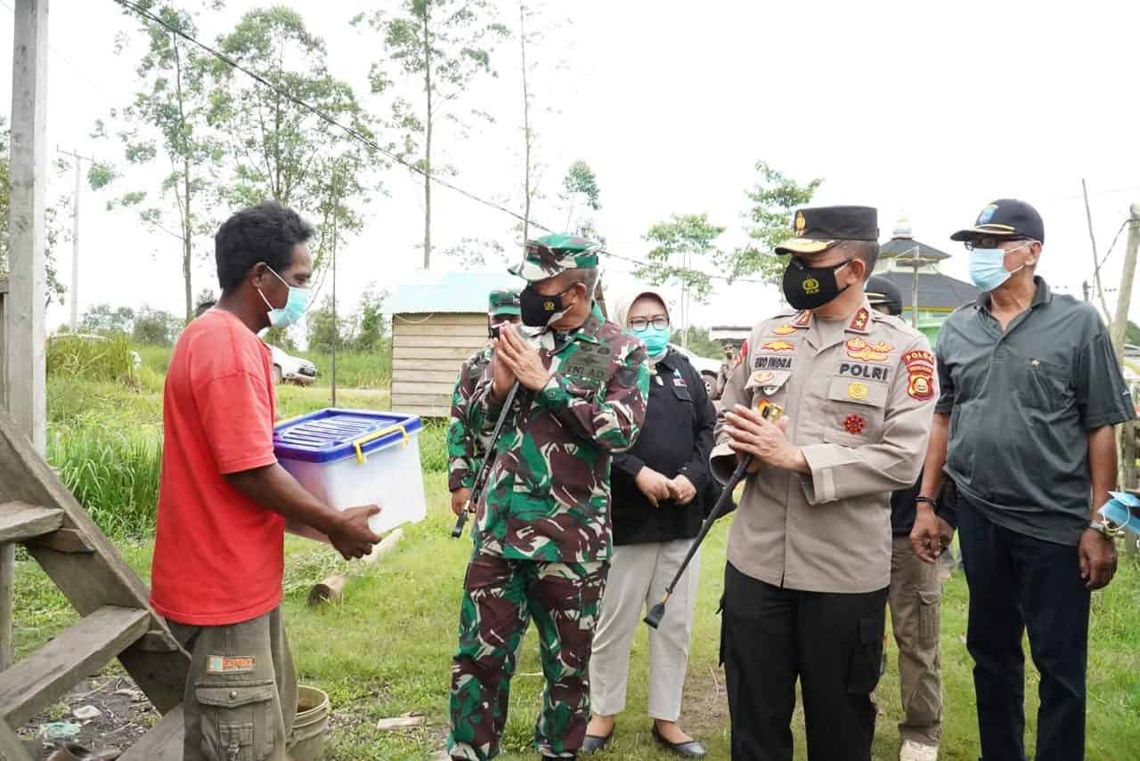 Pangdam II/Sriwijaya dan Kapolda Sumsel Tinjau Kegiatan Vaksinasi Massal dan Bakti Sosial di Air Sugihan