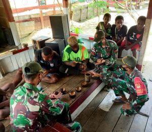Satgas Yonif 131 Ajari Keterampilan Dari Tempurung Kelapa di Kampung Mosso Papua