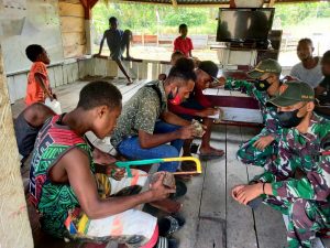 Satgas Yonif 131 Ajari Keterampilan Dari Tempurung Kelapa di Kampung Mosso Papua