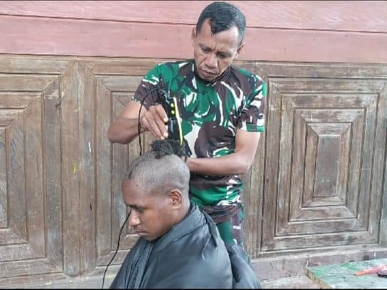 Satgas Yonmek 403 Beri Layanan Pangkas Rambut Gratis Kepada Anak Usia Sekolah di Papua