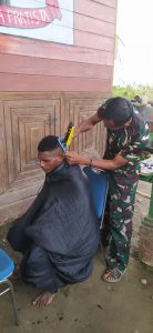 Satgas Yonmek 403 Beri Layanan Pangkas Rambut Gratis Kepada Anak Usia Sekolah di Papua