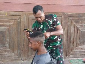 Satgas Yonmek 403 Beri Layanan Pangkas Rambut Gratis Kepada Anak Usia Sekolah di Papua