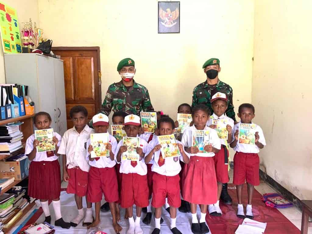 Jumat Berkah, Satgas Yonif 512 Bagikan Buku Tulis dan Masker Kepada Anak-Anak Perbatasan