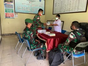 Jumat Berkah, Satgas Yonif 512 Bagikan Buku Tulis dan Masker Kepada Anak-Anak Perbatasan