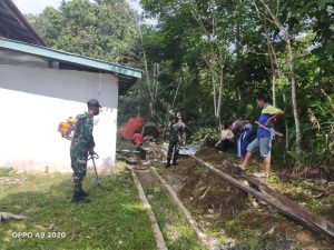 Anggota Satgas Yonif 144/JY melaksanakan Karya Bhakti Kantor Desa Bersama Warga di Perbatasan