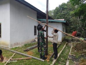 Anggota Satgas Yonif 144/JY melaksanakan Karya Bhakti Kantor Desa Bersama Warga di Perbatasan