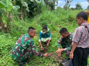 Hijaukan Tanah Papua, Satgas 403 Bersama Warga Tanam 1.200 Pohon Buah