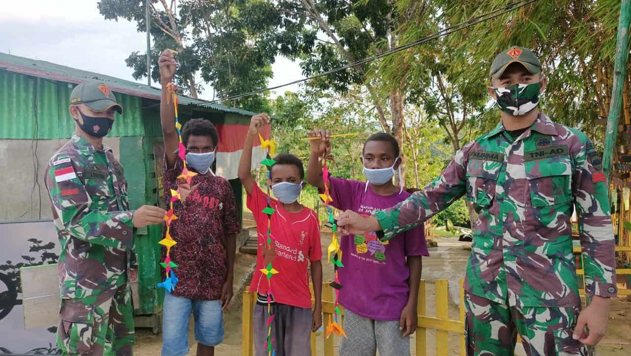 Tingkatkan Kreativitas Anak, Satgas Yonif 131 Ajarkan Kerajinan Tangan di Papua