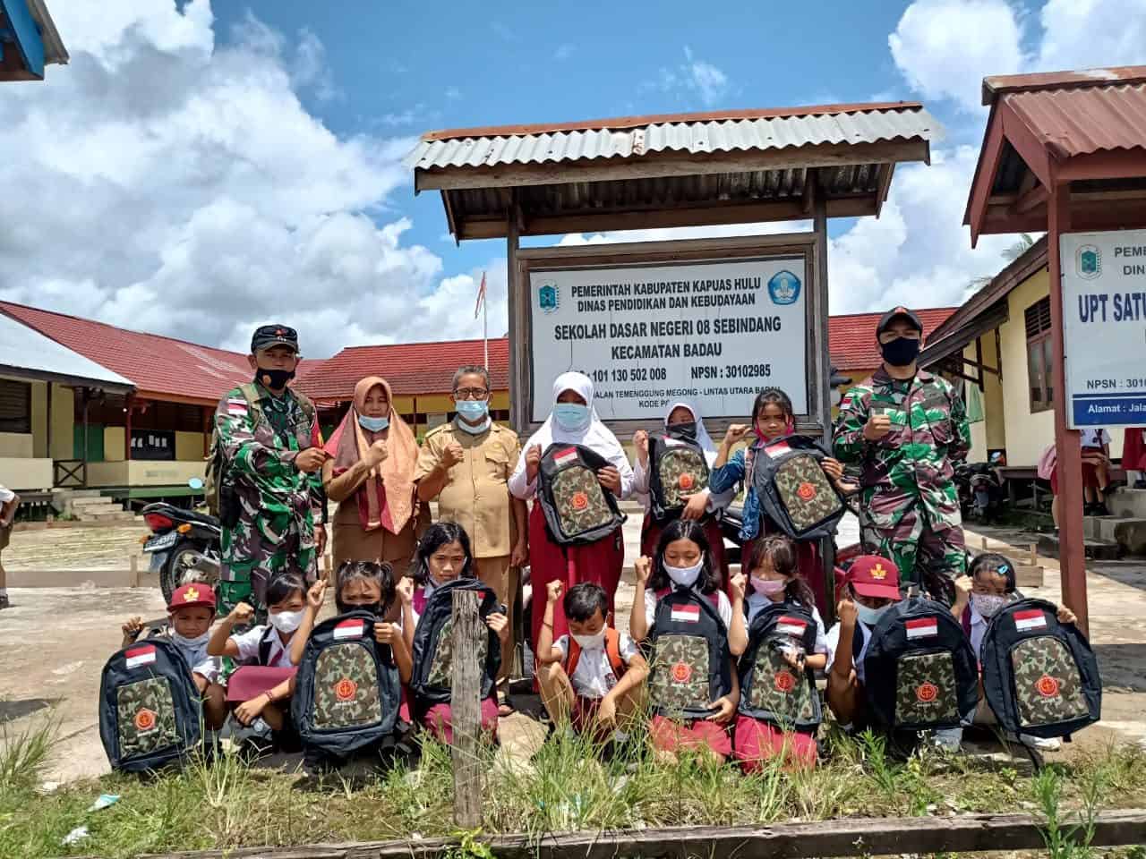 Peduli Terhadap Pendidikan Siswa Perbatasan, Satgas Yonif 144/JY Bagikan Tas dan Alat Tulis