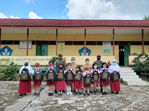 Peduli Terhadap Pendidikan Siswa Perbatasan, Satgas Yonif 144/JY Bagikan Tas dan Alat Tulis